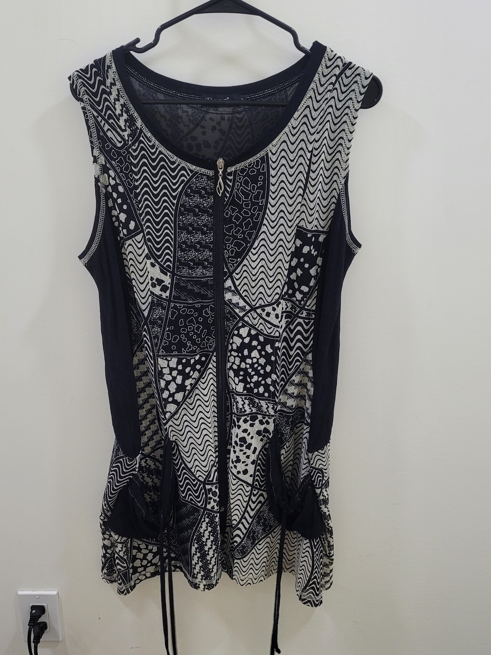 Sleeveless Black & White Zip-Front Patterned Tank with Drawstring